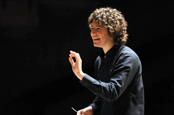 Robin Ticciati conducting an opera at Glyndebourne Festival